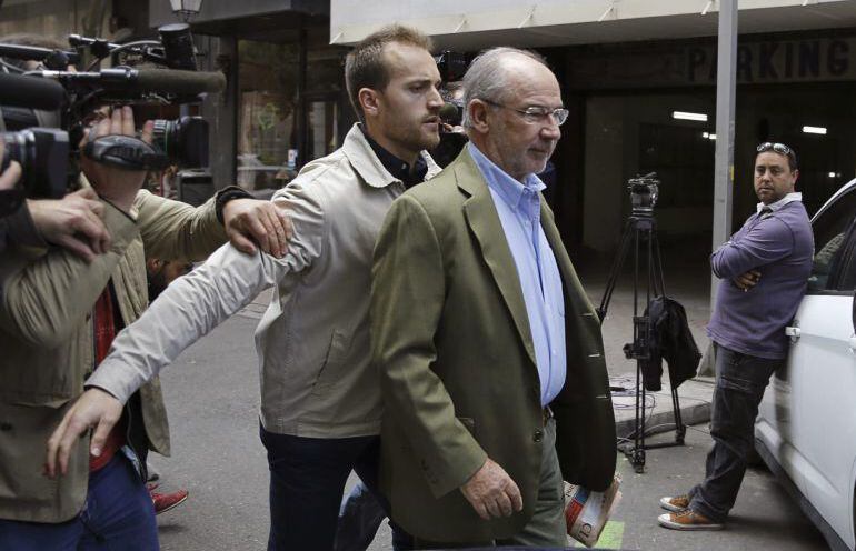 El exvicepresidente del Gobierno, Rodrigo Rato, acompañado de un guardaespaldas