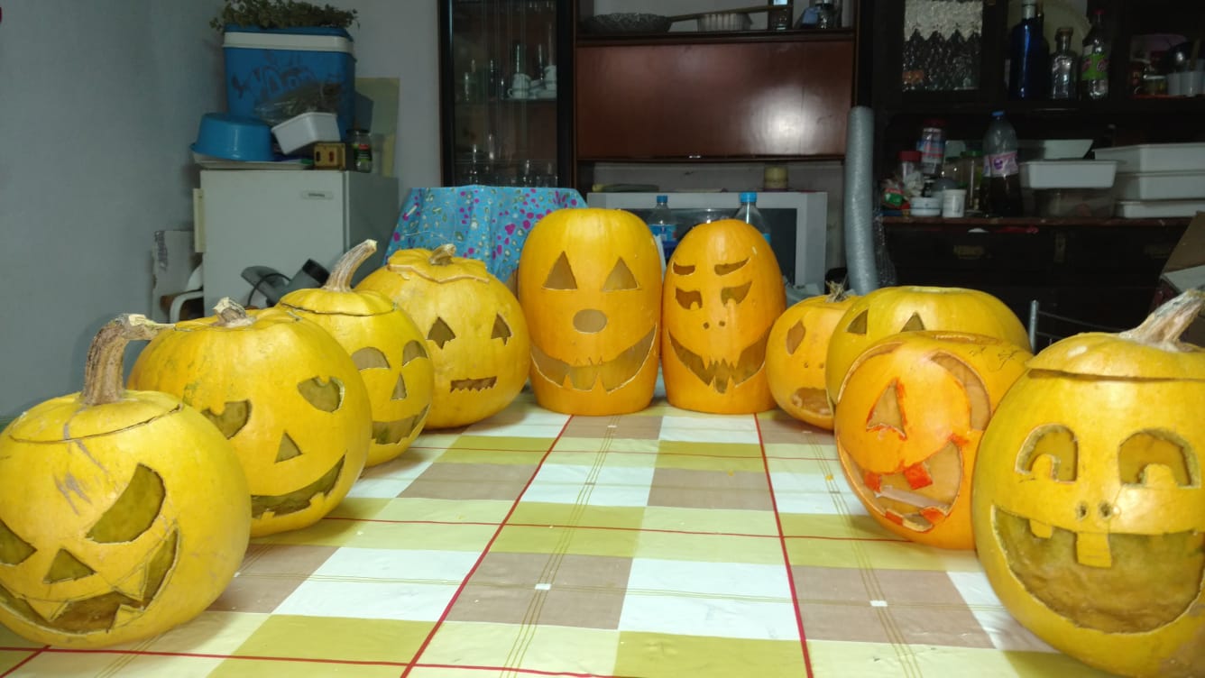 Calabazas trasformadas en calaveras listas para instalarse encendidas en la víspera de Difuntos en los pueblos de Cuenca.