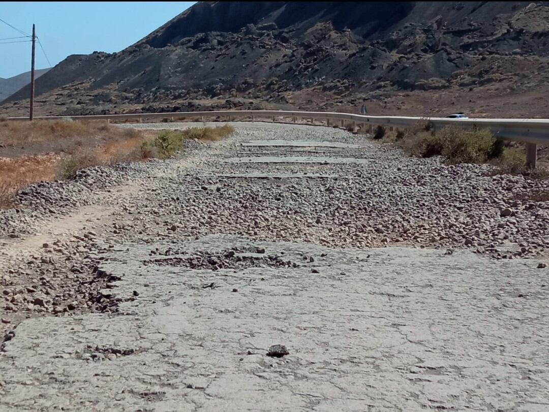 Pista deteriorada en el norte de Lanzarote.