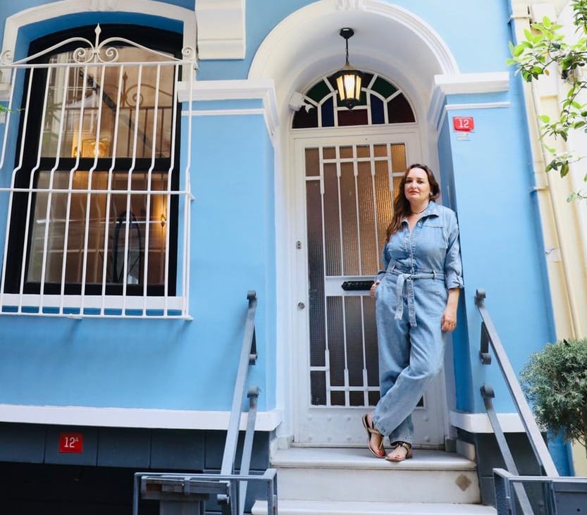 Adriana Cuadrado en la puerta de uno de los alojamientos turísticos que gestiona en Estambul (Turquía). @blueperahouse