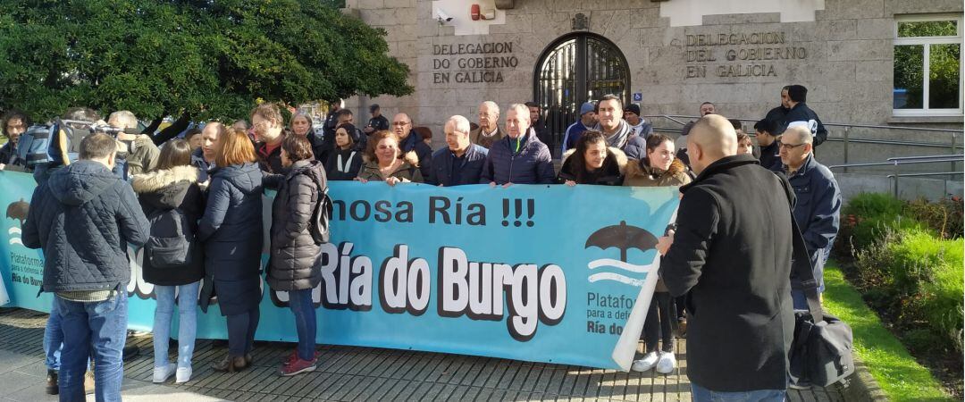 Concentración de mariscadores ante la Delegación del Gobierno