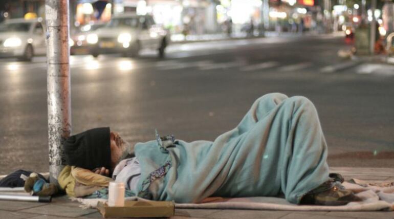 Imagen de archivo de una persona durmiendo en la calle