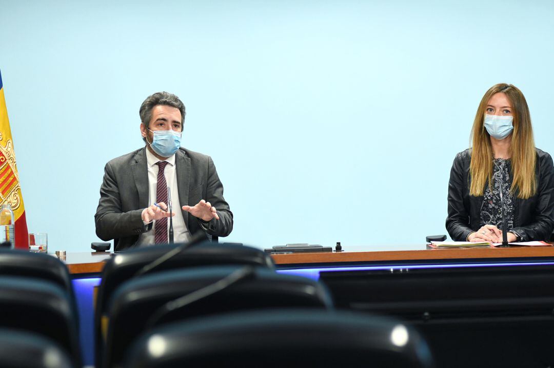 El ministre portaveu, Eric Jover, i la secretària d'Estat de Salut, Helena Mas.