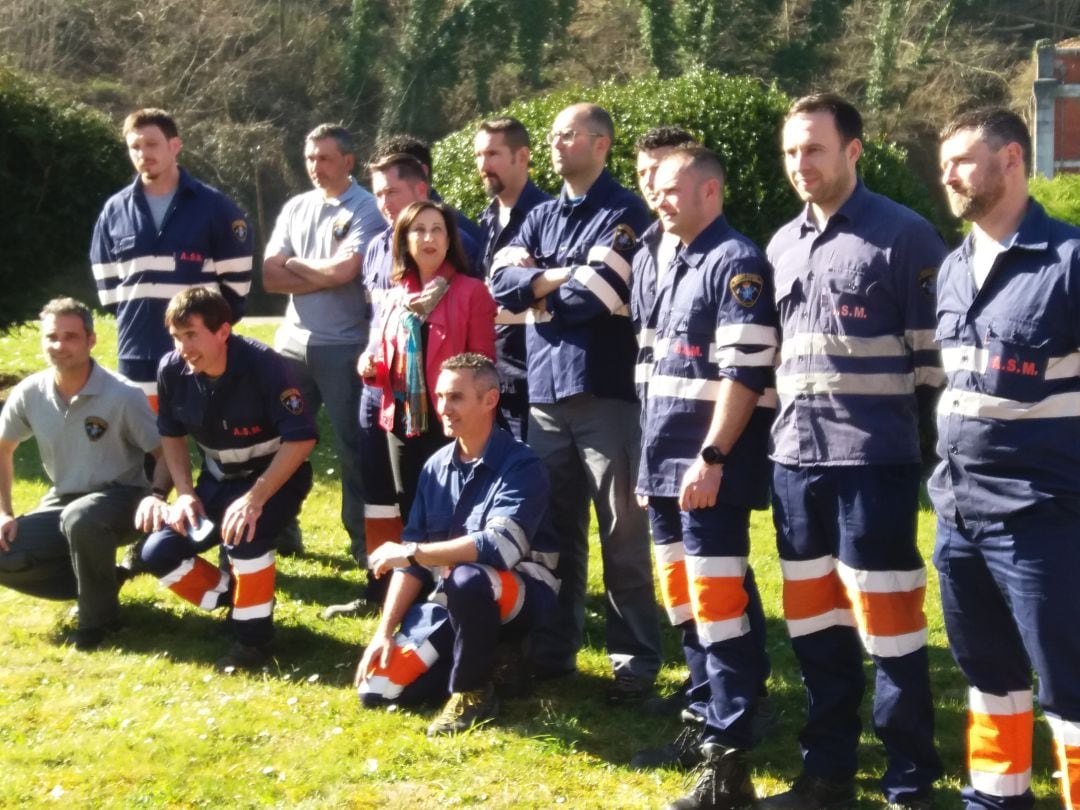 La Ministra de Defensa, Margarita Robles, posa con los miembros de la Brigada de Salvamento Minero delante de sus instalaciones, en el Pozo Fondón, en Sama, Langreo.