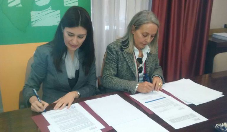 Carmen Montón (i) y Fe Ballesteros (d) firman el convenio del copago