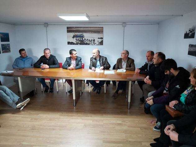 Reunión de Néstor Rego, BNG, con los mariscadores de la Ría de O Burgo