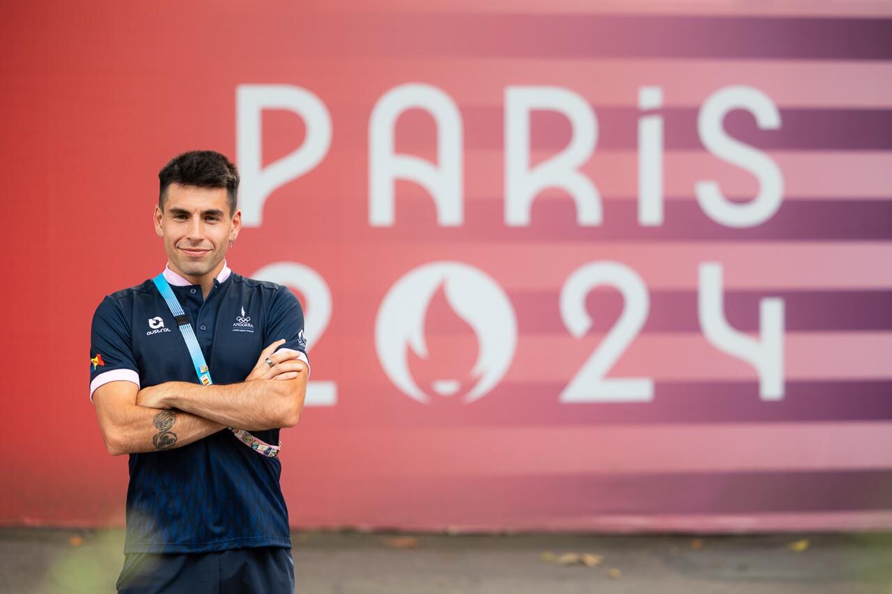 L'atleta Nahuel Carabaña abans de competir en la segona sèrie dels 3.000 obstacles als JJOO de París