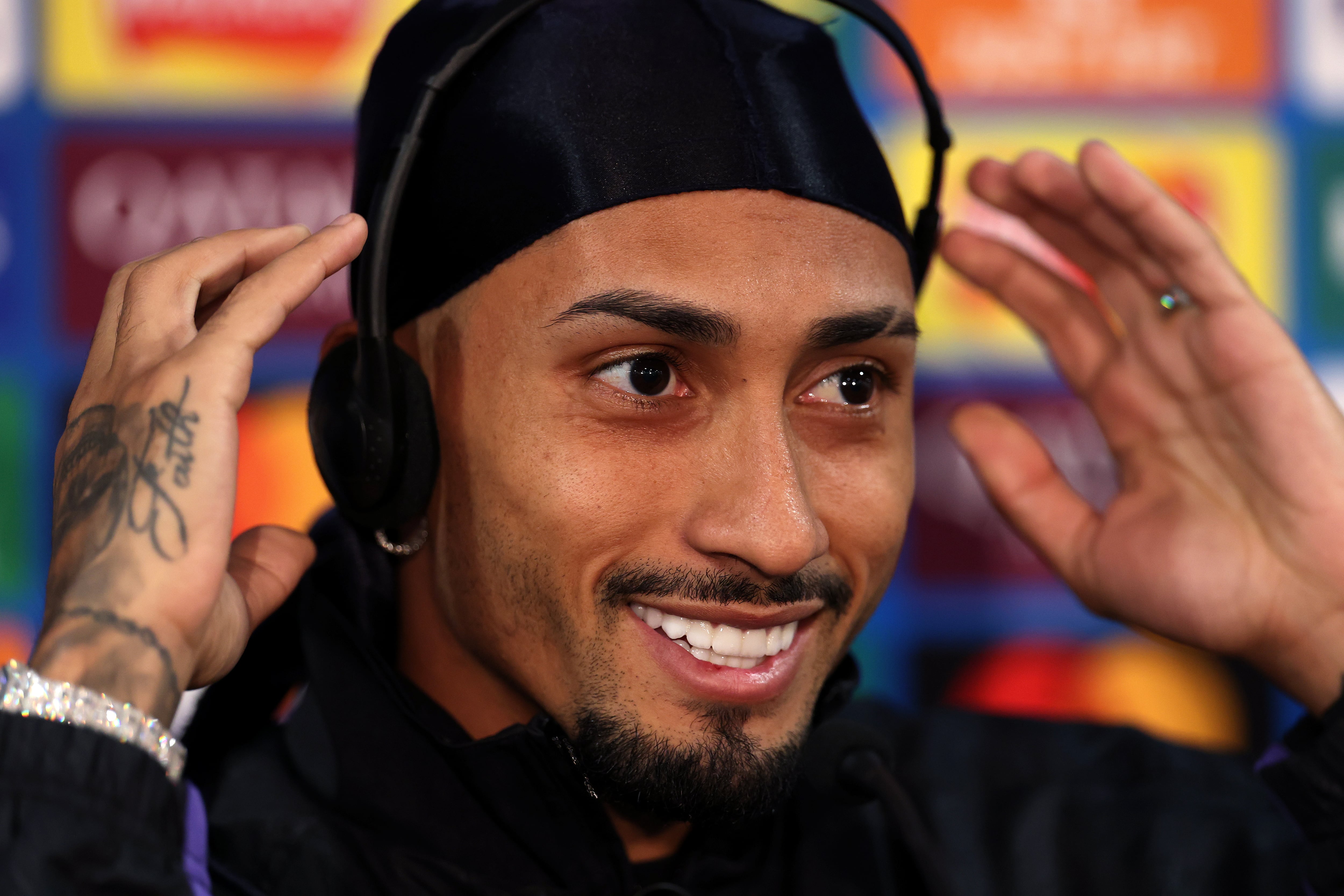 Raphinha sonríe durante su rueda de prensa antes de visitar al Chelsea