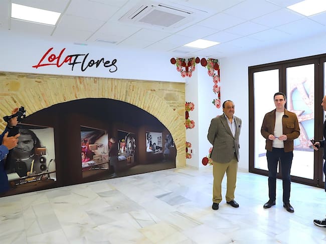 El teniente de alcaldesa de Servicios Públicos en el Ayuntamiento de Jerez de la Frontera (Cádiz), Jaime Espinar, y el delegado municipal de Cultura, Francisco Zurita, en una visita al segundo Centro Cultural Lola Flores dedicado a su familia