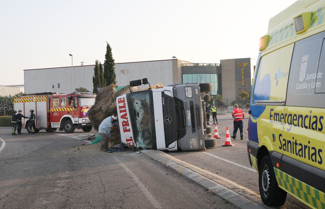 Vuelca un camión en Venta de Baños (Palencia)