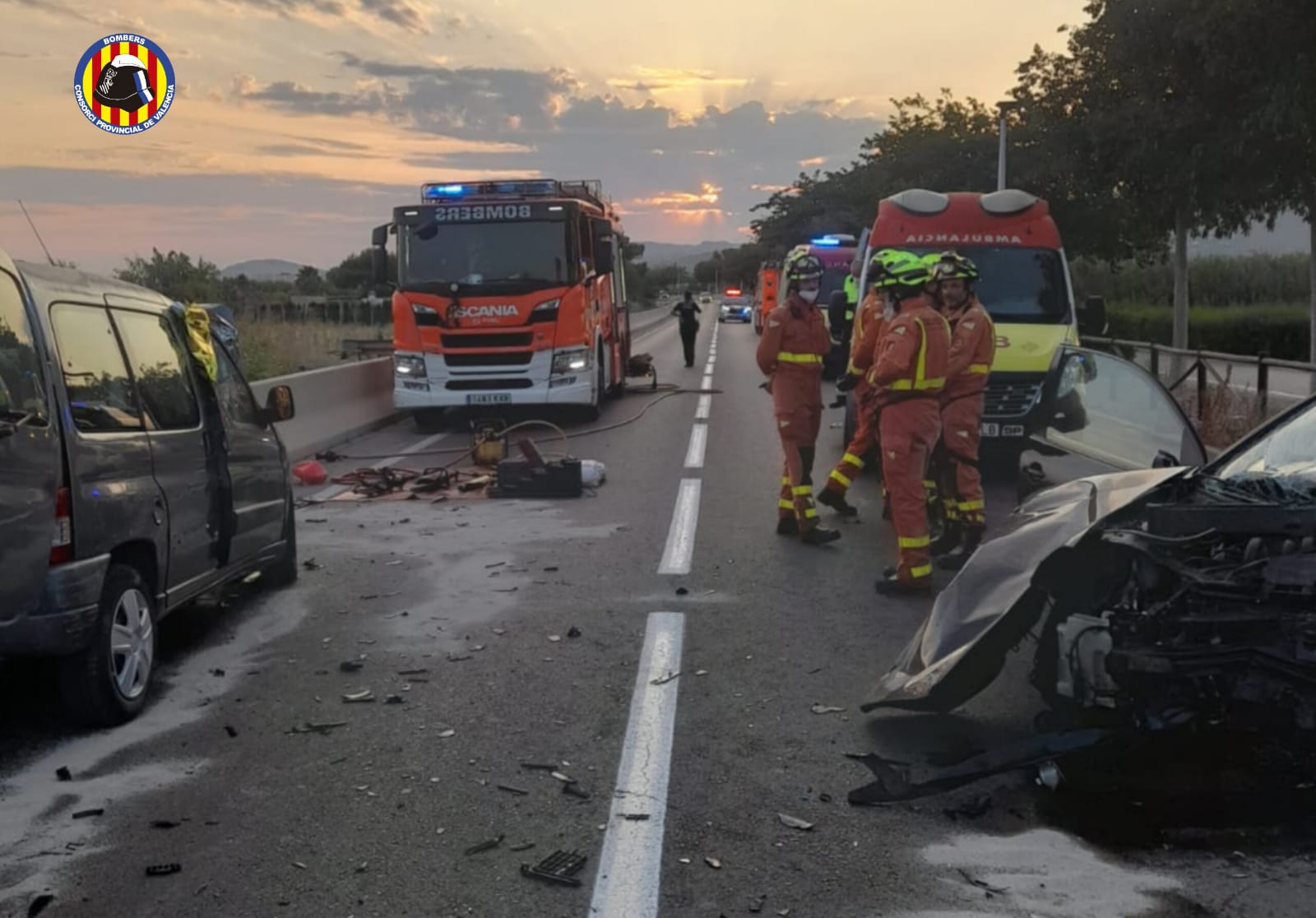 Los bomberos intervienen en un accidente de tráfico en la localidad de Puçol, donde ha fallecido una persona.