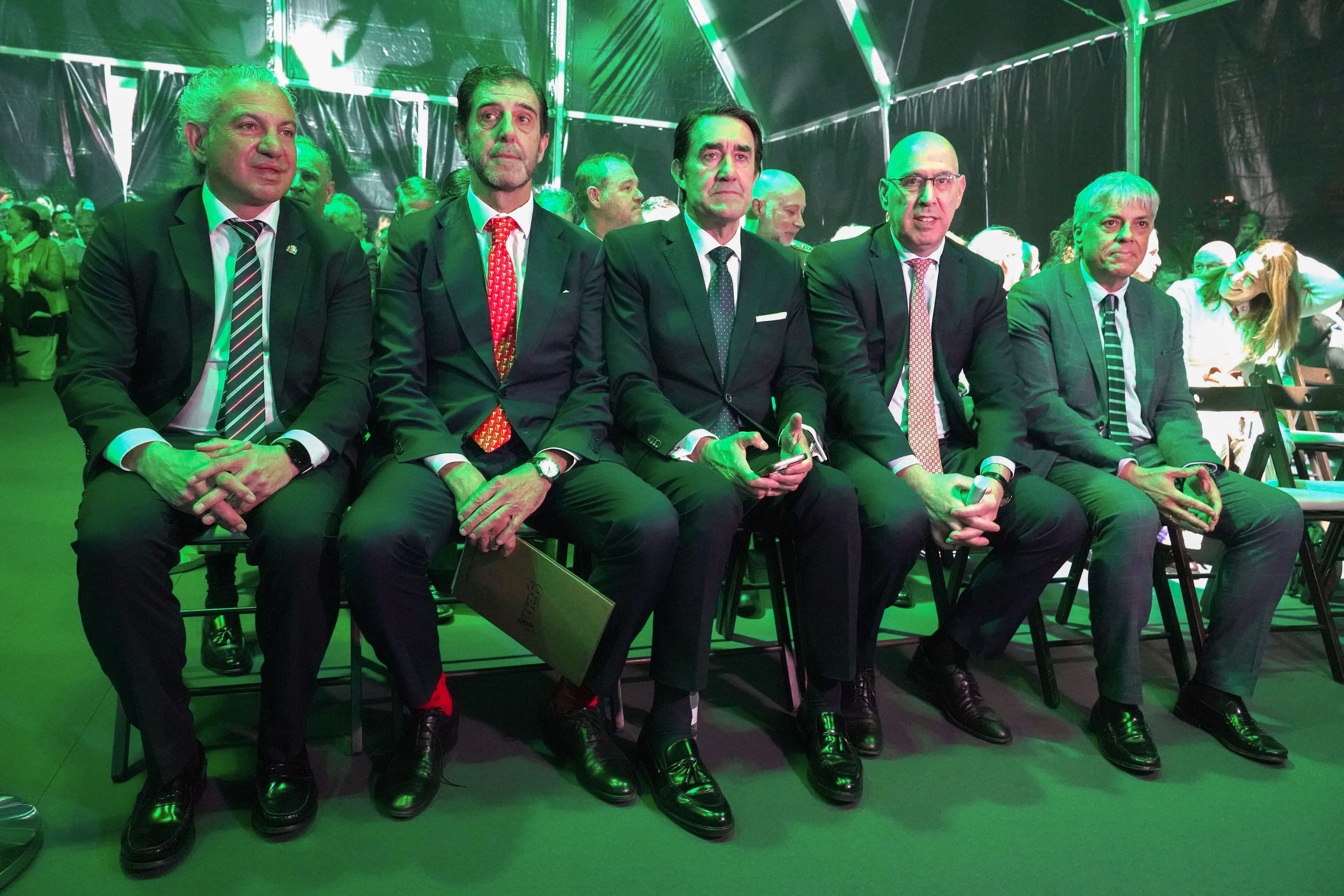 VILLAMAÑAN (LEÓN), 19/05/2025.- El delegado del Gobierno en Castilla y León, Nicanor Sen (i), el consejero de Medio Ambiente, Juan Carlos Suárez Quiñones (c), y el presidente del grupo GAM, Pedro Luis Fernández (2i), durante la visita a las instalaciones de GAM este lunes en Villamañán (León). EFE/J.Casares