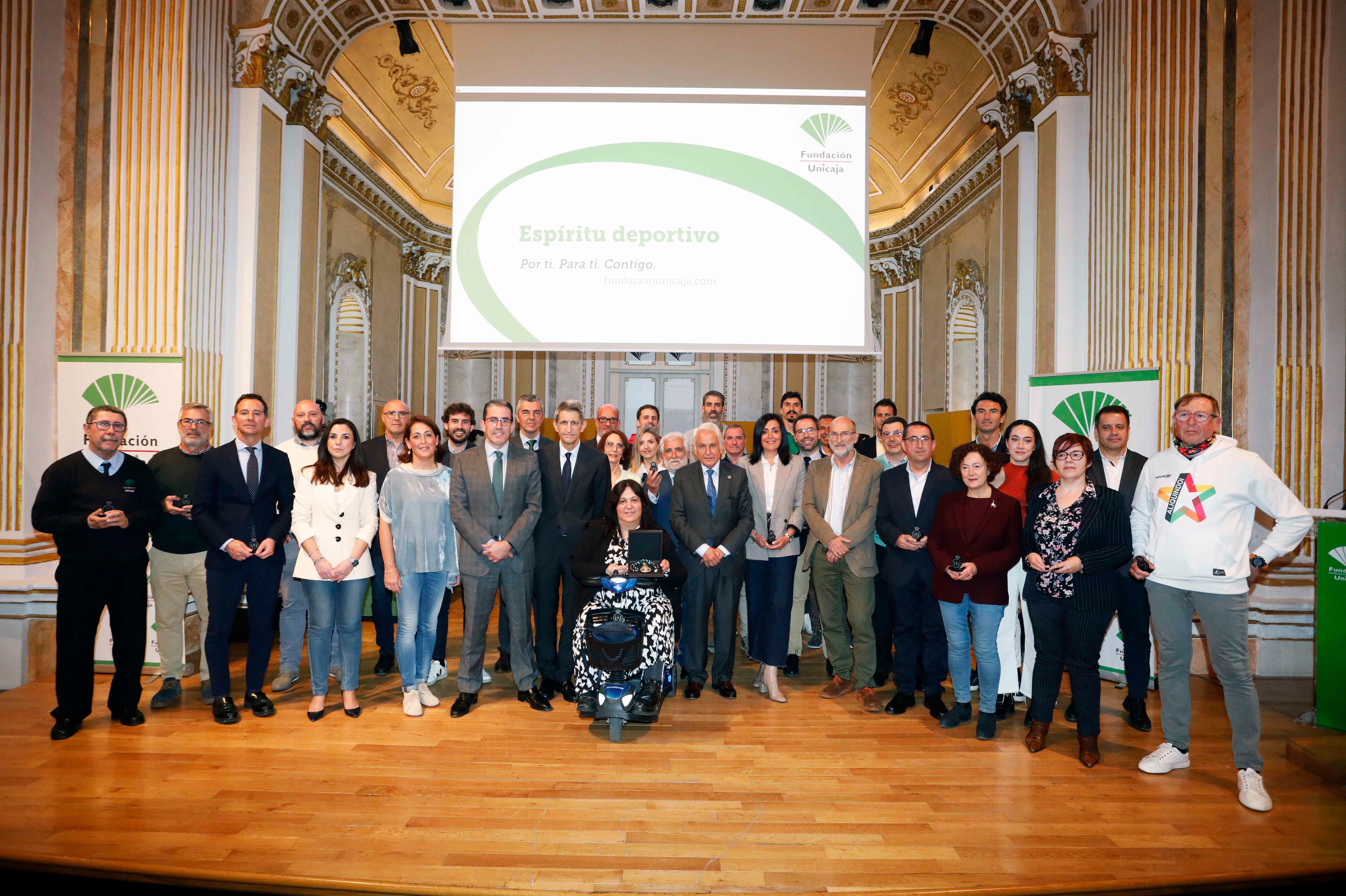La Fundación Bancaria Unicaja entregó un galardón a los clubes deportivos que patrocina, tras recibir la Medalla de Andalucía del Deporte