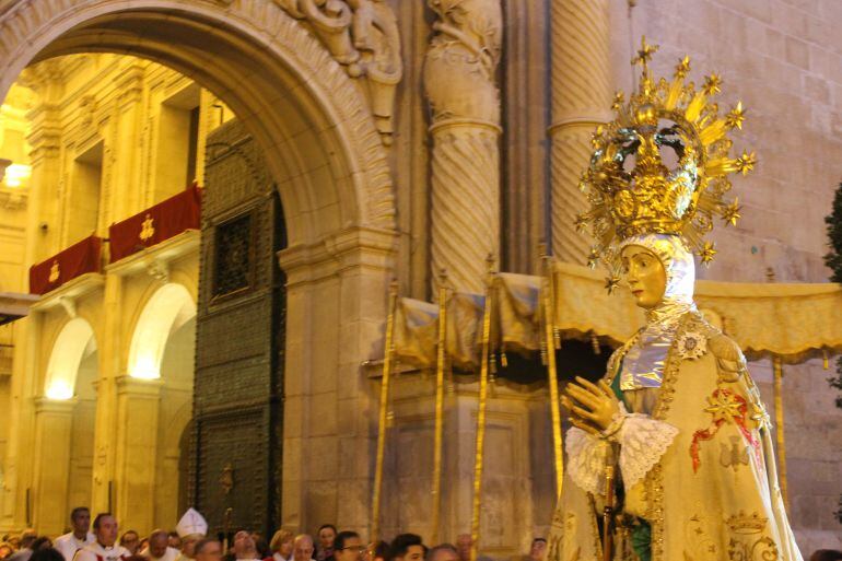 La Virgen de la Asunción saliendo de la Basílica de Santa María