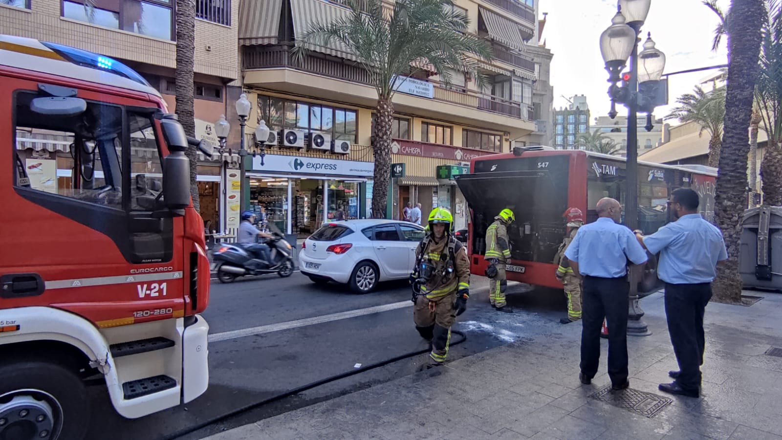 Los bomberos revisan el motor del autobús tras sofocar el incendio