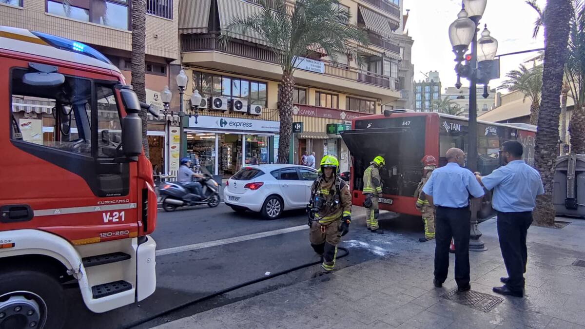 Susto en un autobús urbano de Alicante al incendiarse el motor y tener que desalojar a sus ocupantes