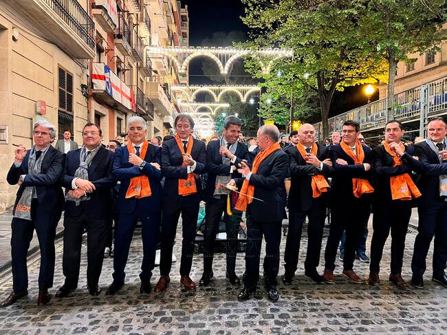 El president de la Generalitat, Carlos Mazón, desfilando por la calle San Nicolás