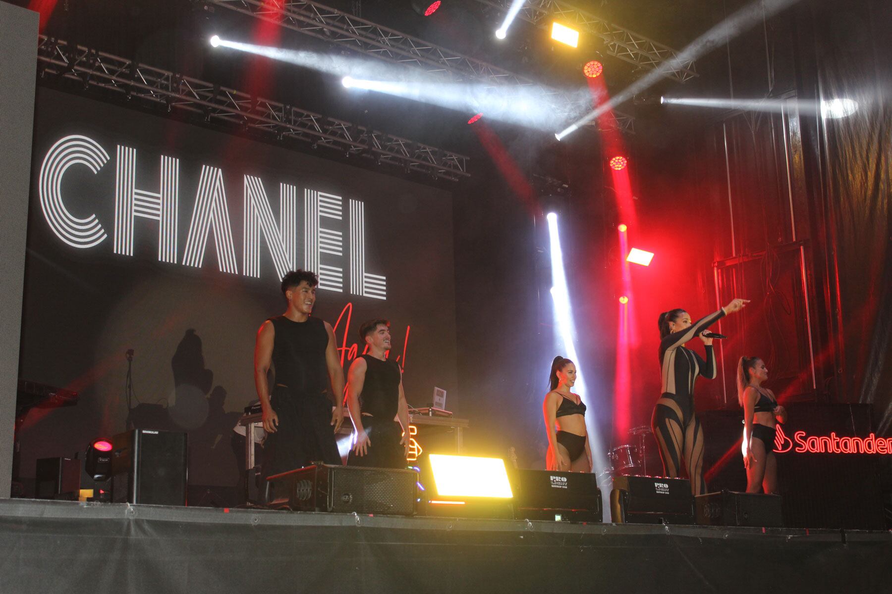 Chanel durante su actuación con los bailarines que le acompañan