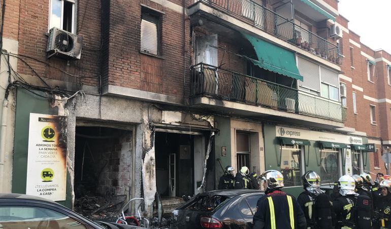 Los bomberos han desalojado el edificio y han trabajado durante toda la tarde para refrescar la zona afectada por las llamas