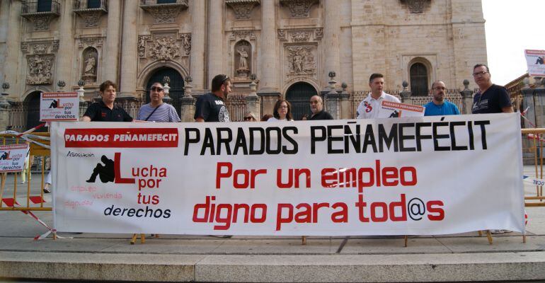 Concentración de la asociación de parados de Peñamefécit frente al Ayuntamiento de Jaén.