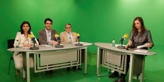 Dolors López (PP), Antoni Postius (CiU), i Àngel Ros (PSC) en el debat dirigit per la Cap de Continguts de Ràdio Lleida, Mercè March, als estudis de Lleida TV