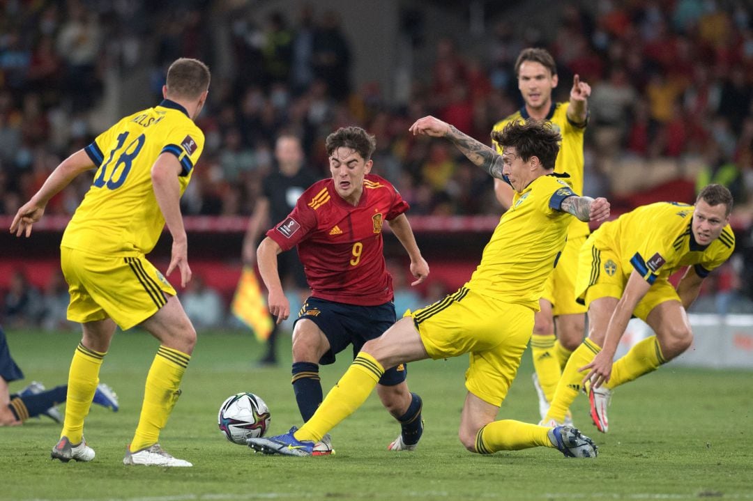 Gavi se deshace de varios rivales en el partido contra Suecia