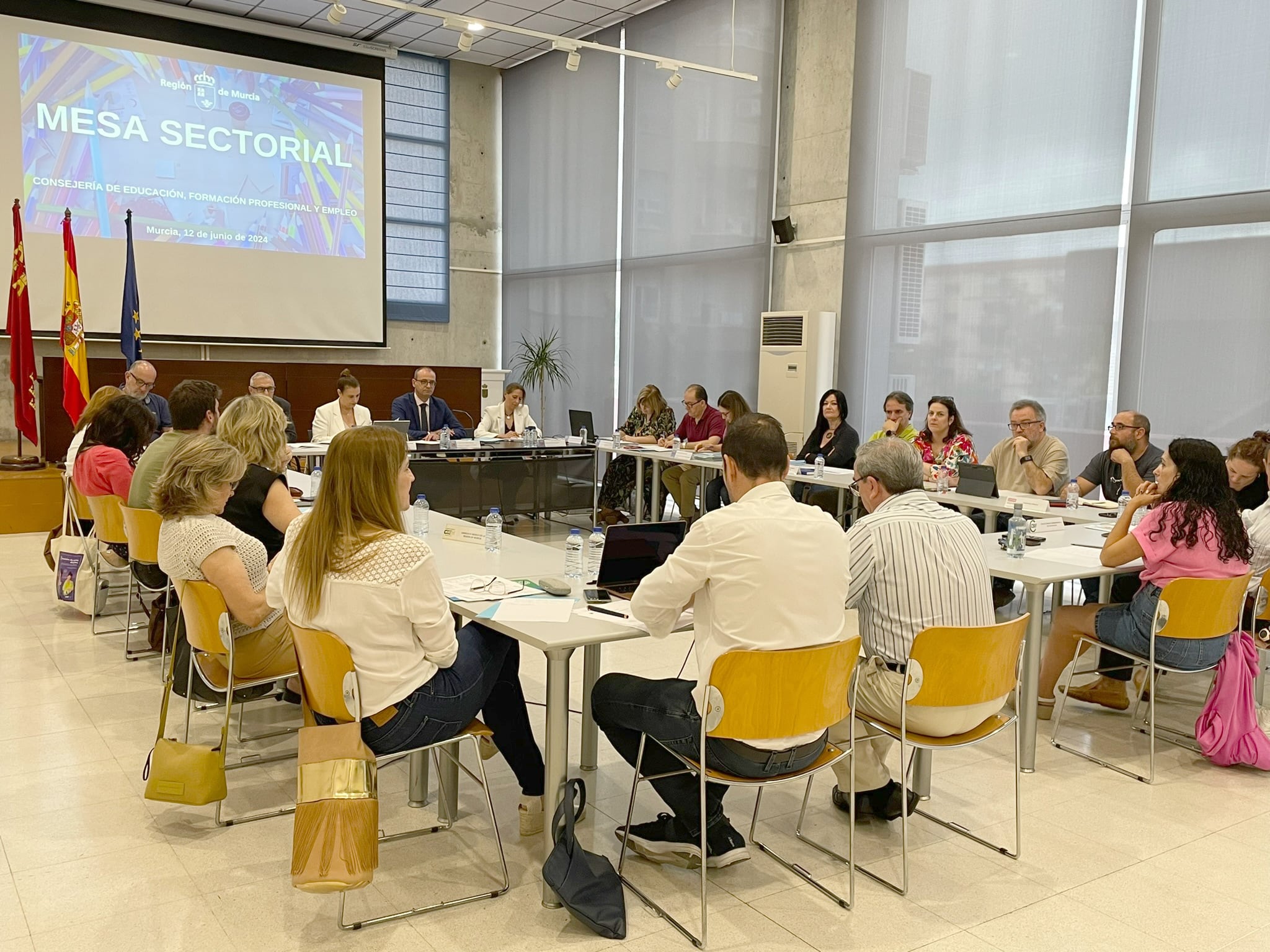 El consejero de Educación, Formación Profesional y Empleo, Víctor Marín, durante la reunión de la Mesa Sectorial de Educación.