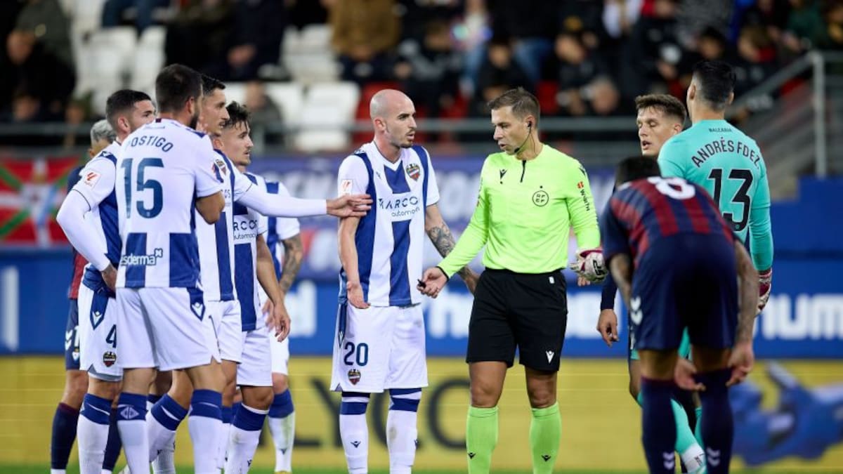 Tres errores groseros en Eibar sitúan a Javi Calleja en el punto de mira