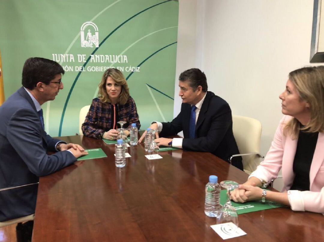 El Vicepresidente de la Junta, Juan Marín y el Viceconsejero , Antonio Sanz, dialogan con la delegada del gobierno andaluz en Cádiz, Ana Mestre