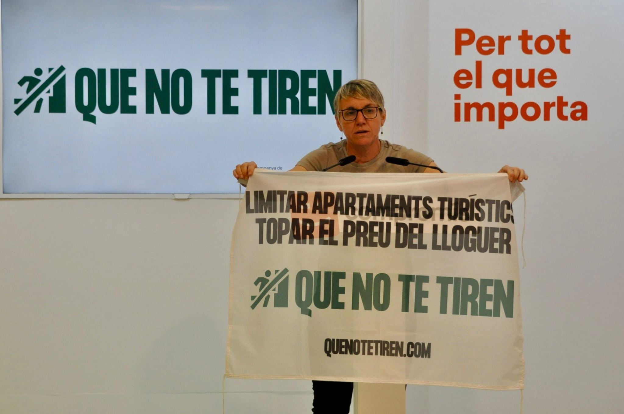 La portavoz de Compromís, Papi Robles, presenta la campaña contra los pisos turísticos ilegales &quot;Que no te tiren&quot;