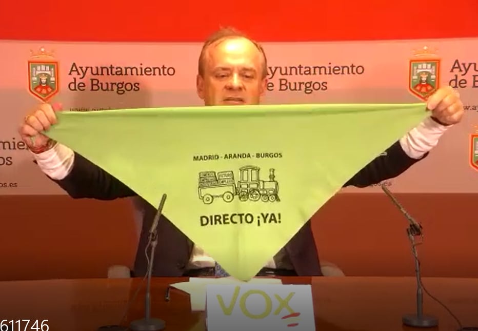 El concejal de Vox, Martínez-Acitores enarbola un pañuelo que reivindica la reapertura del tren directo