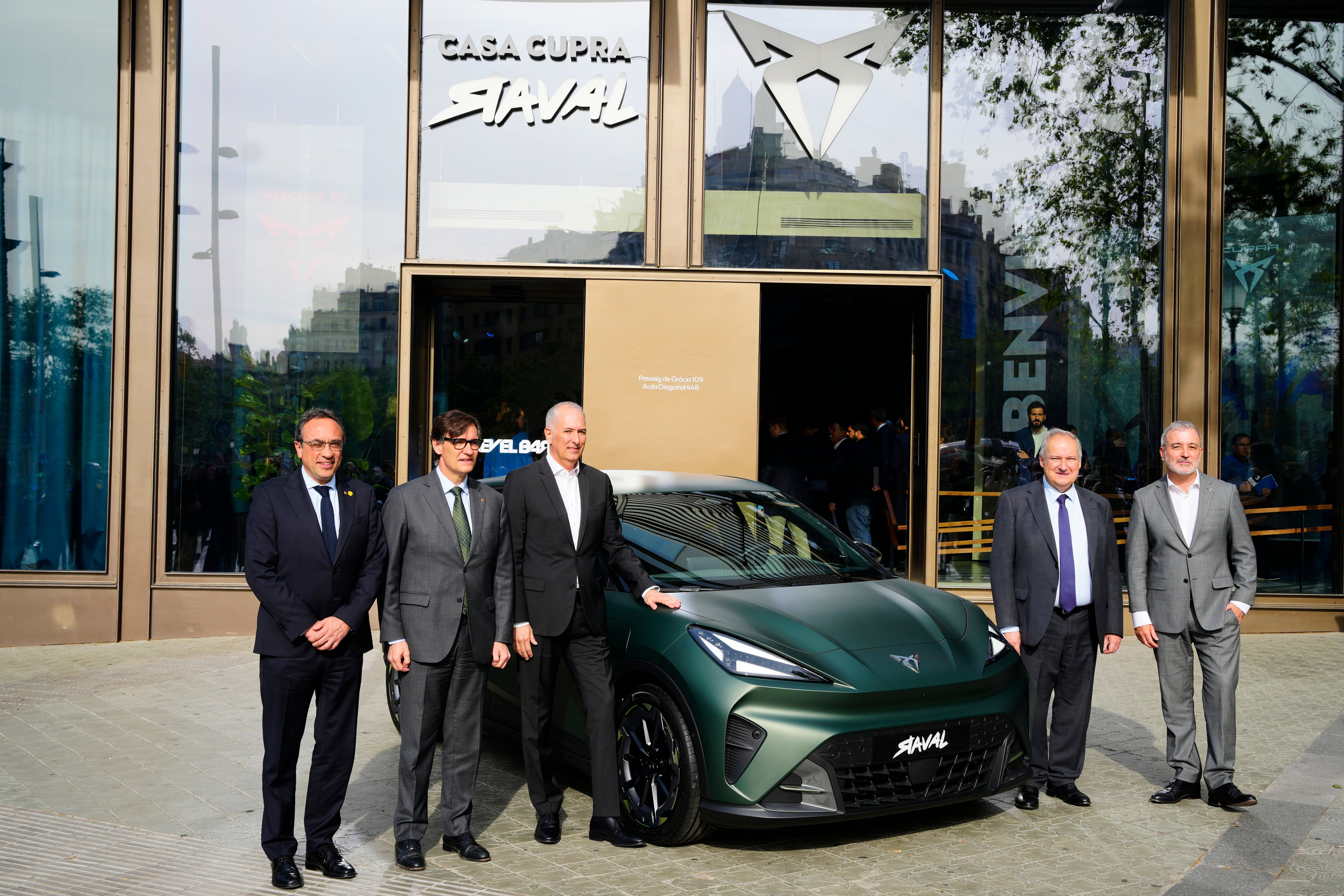 Josep Rull, Salvador Illa, Markus Haupt, Jordi Hereu i Jaume Collboni amb el nou model davant la Casa Seat