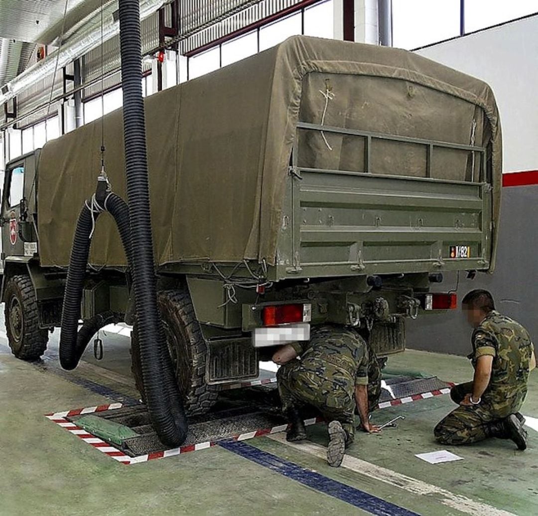 Militares del Ejército de Tierra en labores de mantenimiento de vehículos