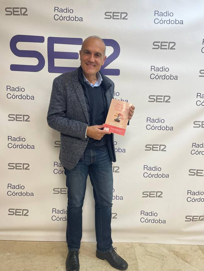 El especialista en medicina de estilo de vida y director de la clínica Metódica, Rafael Guzmán presenta su nuevo libro "Cómo llegar joven a viejo"