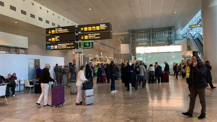 Pasajeros en la terminal a las 12 de la mañana esperando la reapertura