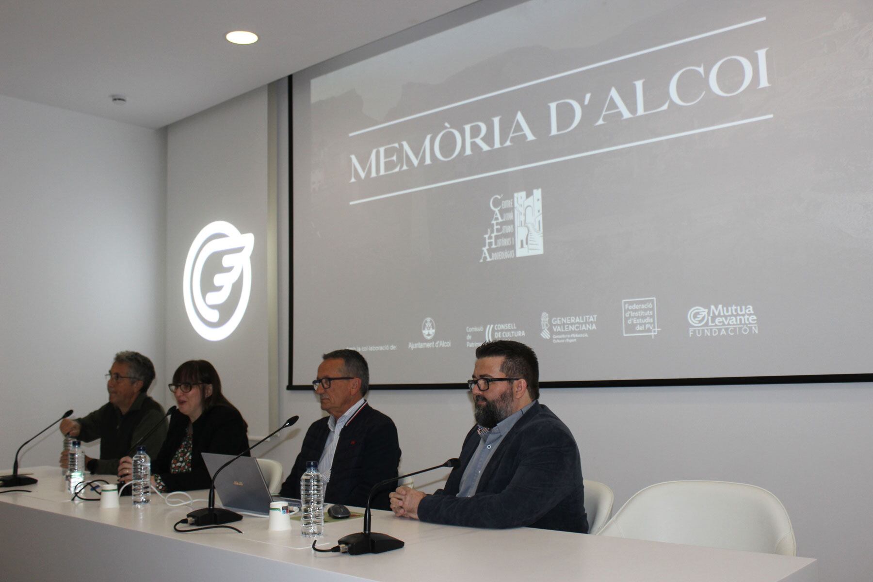 Pep Jordá, Elisa Beneyto, Josep Maria Segura y Lluís Vidal durante la presentación de los vídeos bajo el nombre &#039;Memòria d&#039;Alcoi&#039;