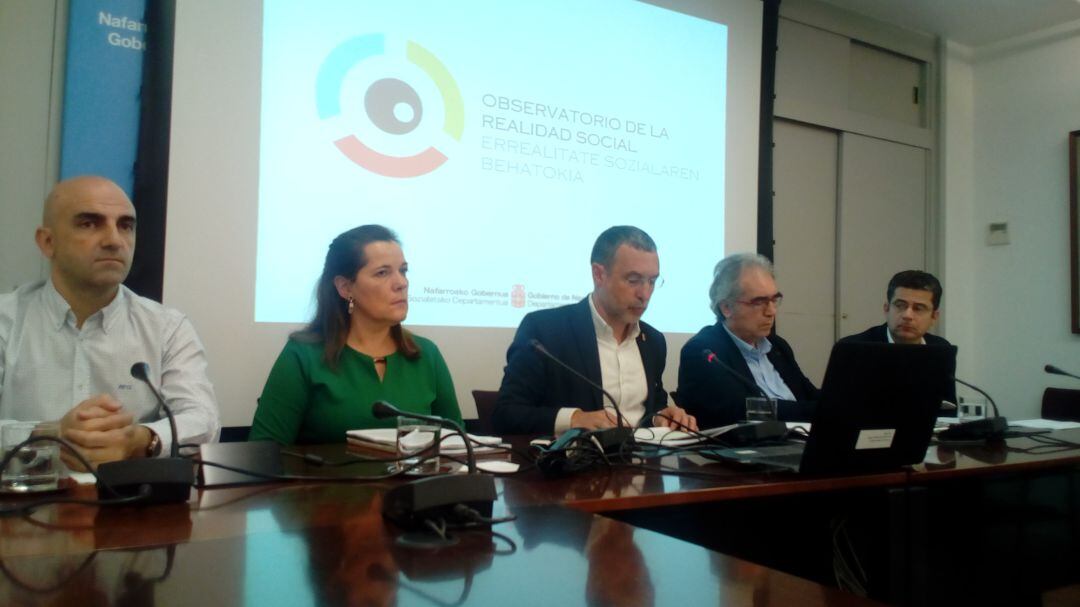 El vicepresidente de Derechos Sociales, Miguel Laparra, rodeado de altos cargos de su Departamento.