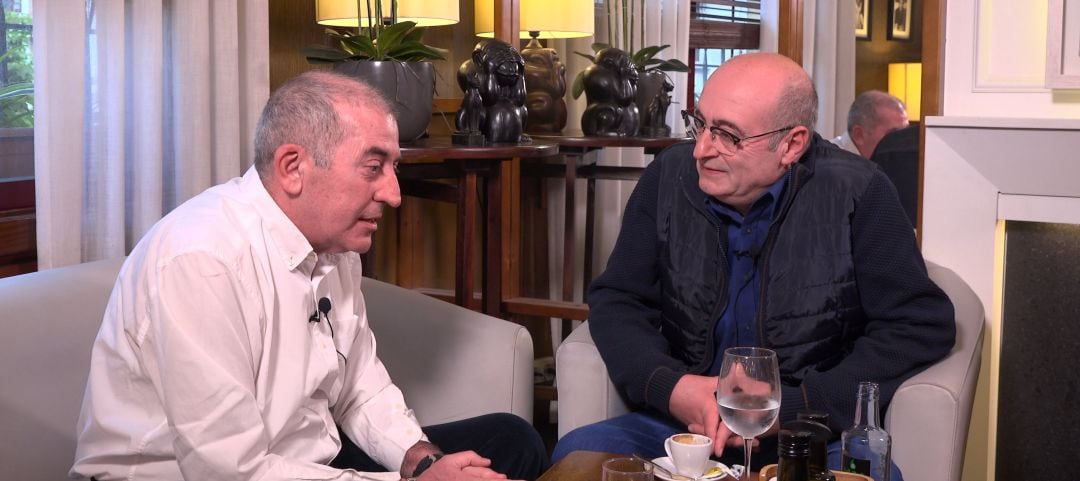 José Manuel González, gerente de &#039;La Gamba de Oro&#039; conversa con Manuel Palomo, director de Radio Jaén.