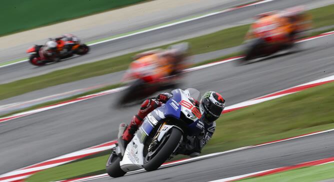 Jorge Lorenzo por delante de las motos de Márquez y Pedrosa.