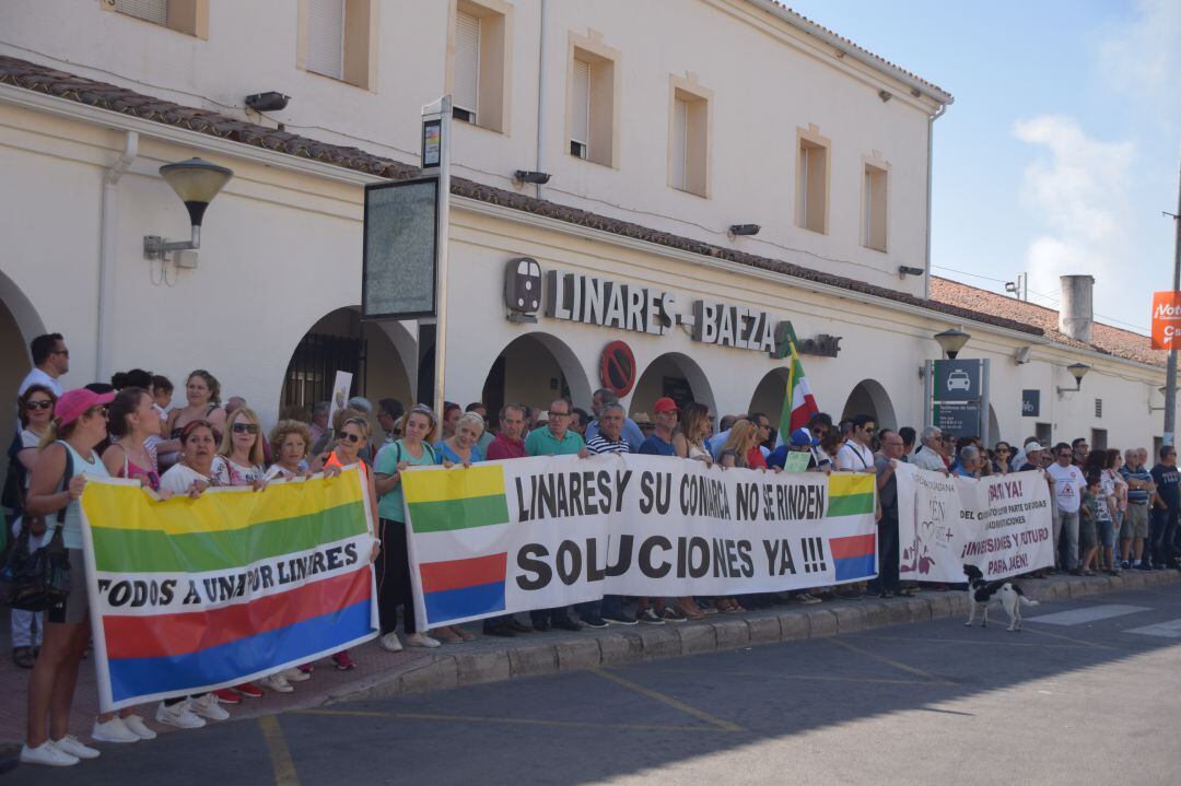 Concentración por el ferrocarril en la Estación Linares-Baeza.