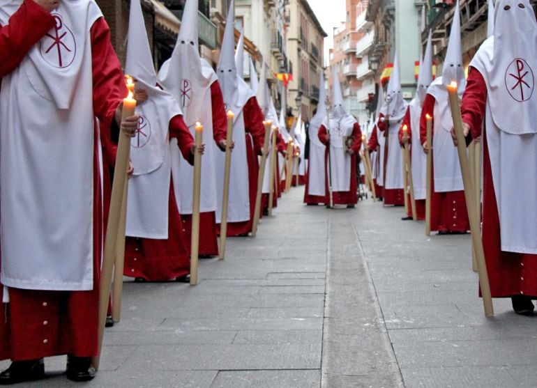 Nazarenos de la hermandad de los Estudiantes en Marqués de Gerona