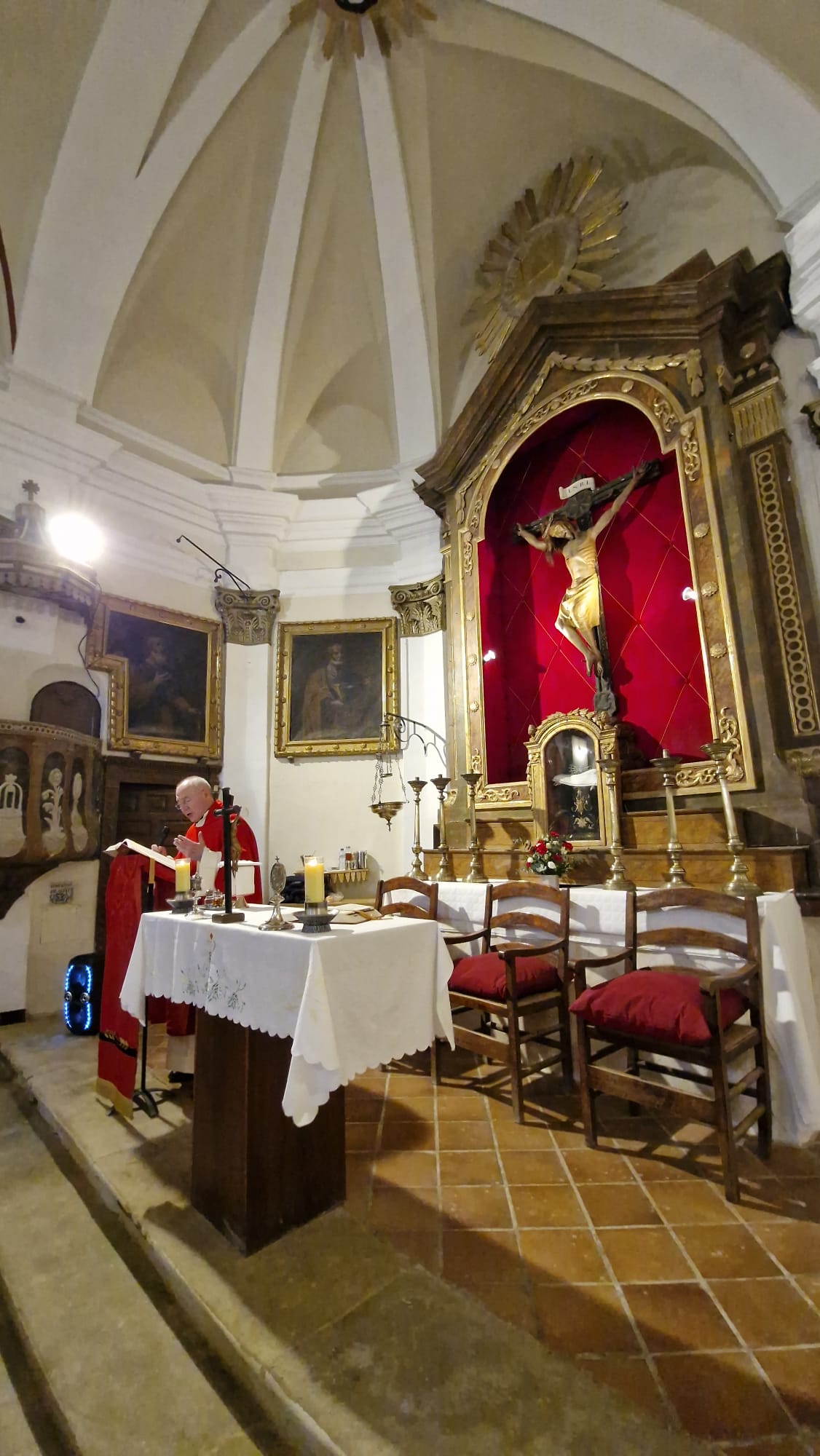 Juan Carlos Barón oficia una misa en la ermita de Santa Águeda, en Huesca