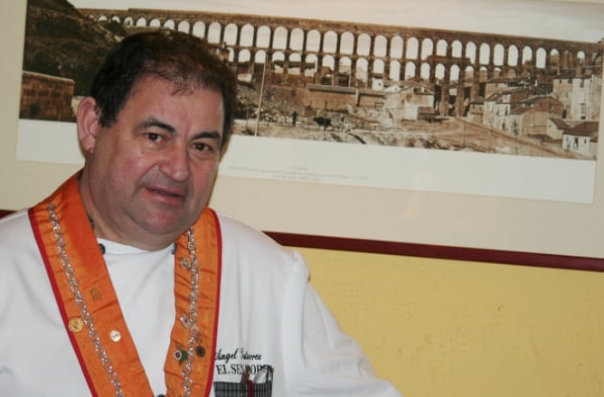 Ángel Gutiérrez asegura que "el mejor cochinllo" y "la mejor tarta de manzana" se sirven en su restaurante: El Senador.