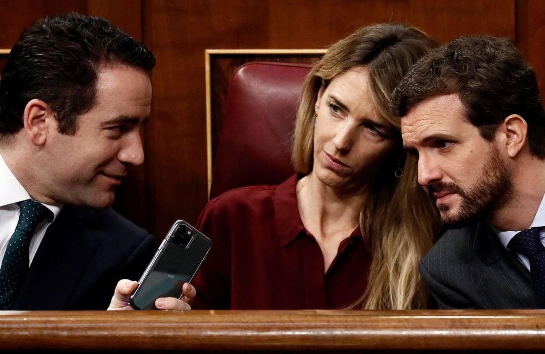 Los dirigentes del PP Teodoro García Egea (i), Cayetana Alvarez de Toledo y Pablo Casado, durante la segunda jornada del debate de investidura de Pedro Sánchez como presidente del Gobierno este domingo en el Congreso de los Diputados.