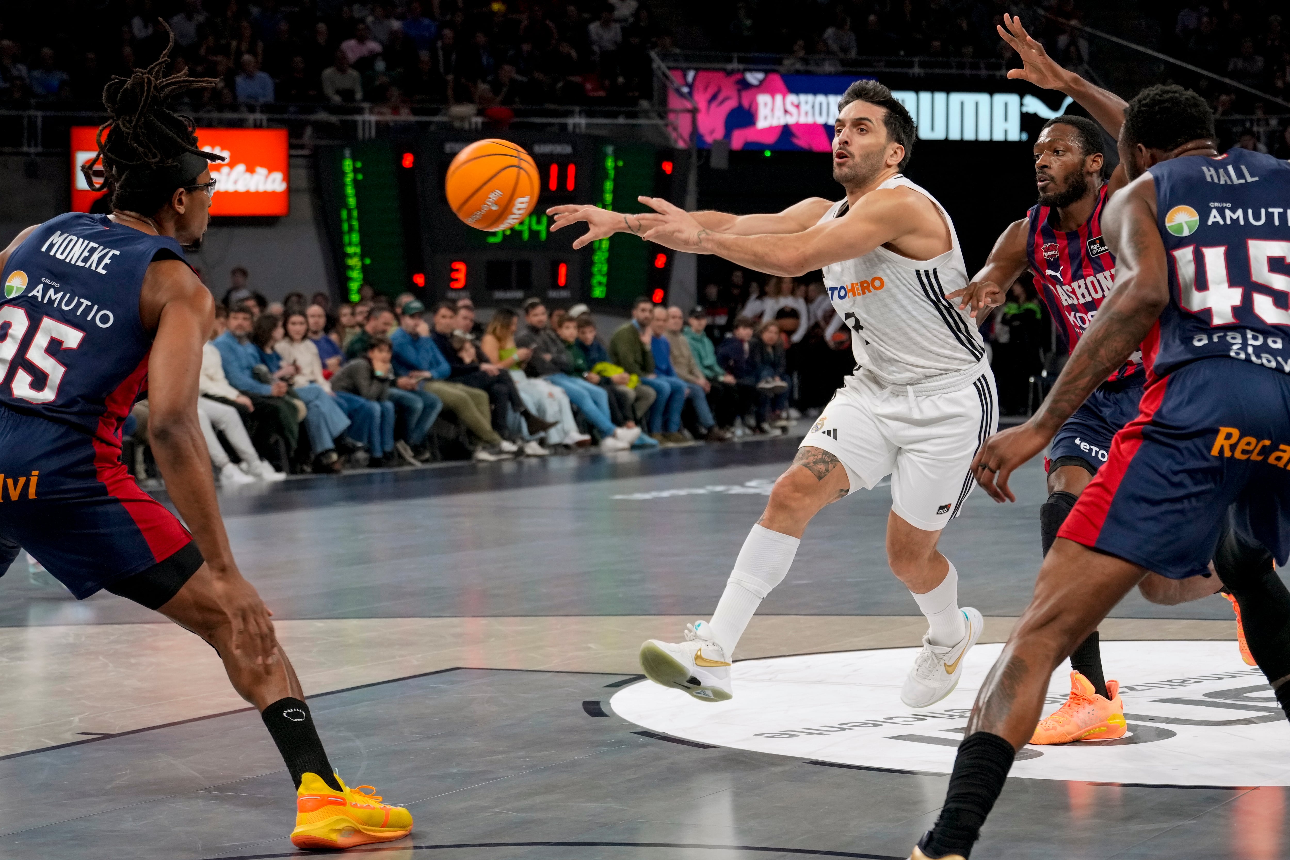 Vitoria, 06/01/2025.- El base argentino del Real Madrid, Facu Campazzo (3d), realiza un pase ante los defensores de Baskonia durante el encuentro correspondiente a la fase regular de la Liga Endesa que disputan hoy lunes en el Fernando Buesa de Vitoria. EFE / ADRIÁN RUIZ HIERRO
