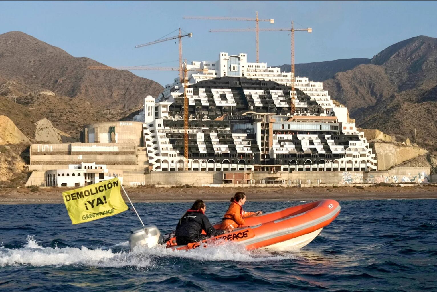 Activistas de Greenpeace han sido absueltos por las pintadas en El Algarrobico.