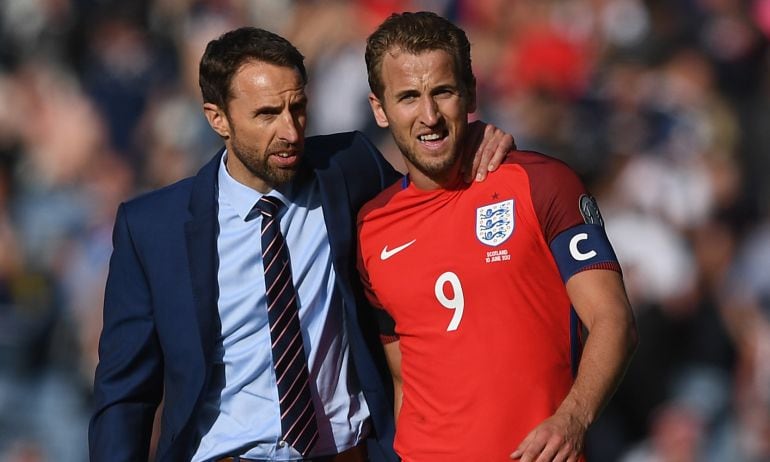 Harry Kane y Southgate durante un partido de clasificación