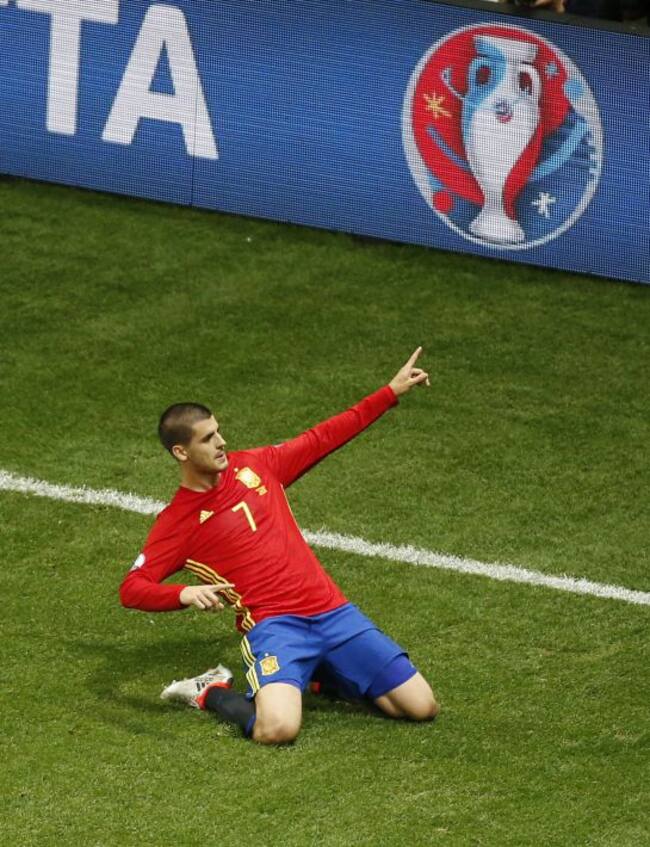 Morata celebra uno de sus goles a Turquía