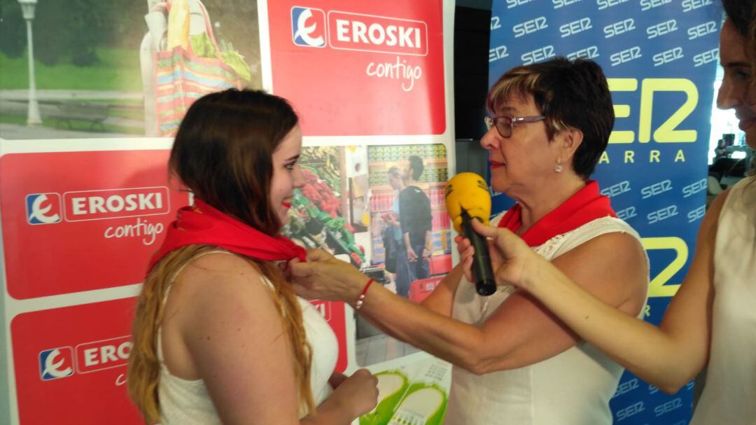 Lucía Echegaray recibe el pañuelico de honor