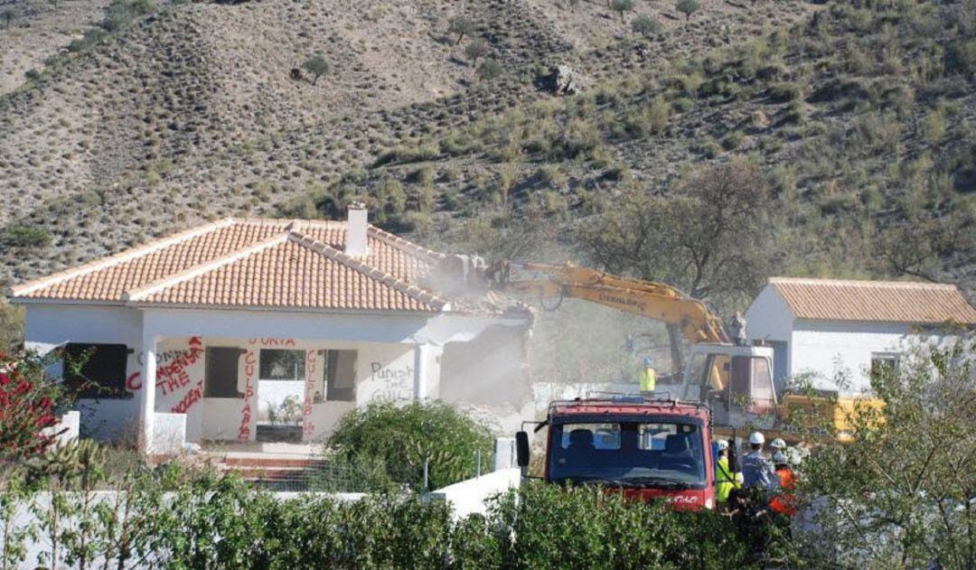 Demolición de una vivienda ilegal en Andalucía